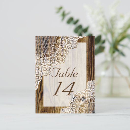 木素朴のテーブルの結婚上の白いレース ポストカード (スタンド正面)