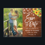 『木素朴のブラシのスクリプトヒマワリの日付を保存』 ポストカード<br><div class="desc">ブラモダンシスクリプト、木、糸明か素朴り、日付婚約カップル写真はがきには、ひまわりと植物の緑が含まれています。</div>