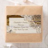 木素朴の上の白い結婚レース ラベル (インサイチュ)