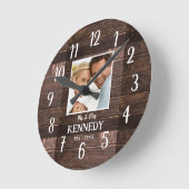 木素朴の結婚記念日のカップル写真 ラウンド壁時計 (傾斜)
