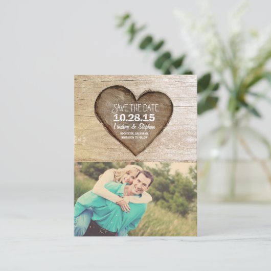 木素朴彫りの木のハート写真の日付を保存 案内ポストカード (スタンド正面)