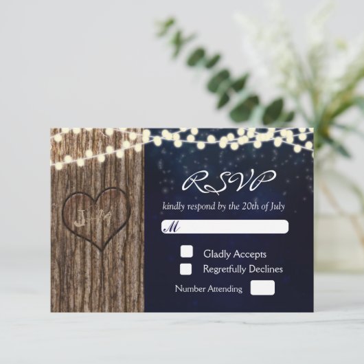 木素朴彫りハートナイトウェディングRSVPカード 出欠カード (スタンド正面)