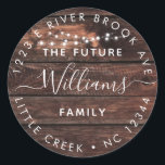 木素朴 ライト |今後の住所 ラウンドシール<br><div class="desc">このカスタマイズ円形の差出人住所のシールは、ラステックな木とストリングライトに自分の将来の家族の名前と住所とモダン、タイポグラフィと台本の書エレガント道に。の封筒や結婚他の特別およびスタイリッシュ大事な行事、お気に入りの抱き枕や他の景品に最適。</div>