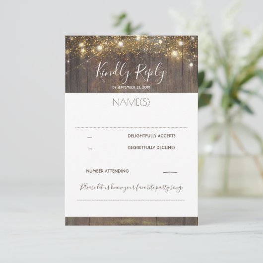 木製とストリングライトのウェディング素朴RSVP 出欠カード (スタンド正面)