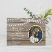 木製のウェディング サンクス カード（ランタンとガーランド） 招待状 (スタンド正面)