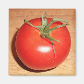 木製のカッティングボード上の全レッドトマト マグネット (正面)