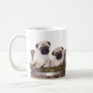 木製のクレートの樽コーヒーに入った子犬を愛する コーヒーマグカップ