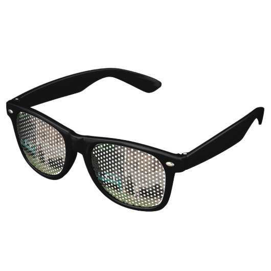 木製のグリーンベンチの隣に愛らしいロバ レトロサングラス (アングル)