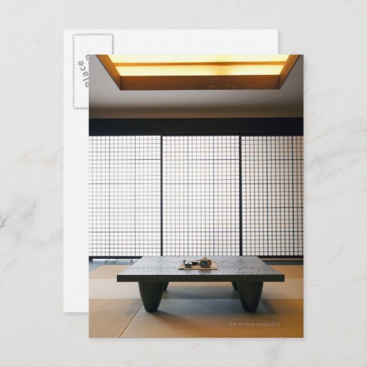 木製のテーブルとモダンスタイルの畳と: ポストカード (正面/裏面)