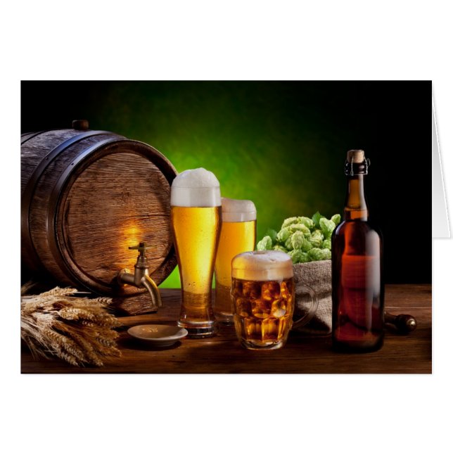 木製のテーブルにビアグラスを置いたビール樽 (正面横)