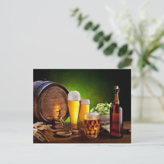 木製のテーブルにビアグラスを置いたビール樽 ポストカード (スタンド正面)