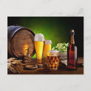 木製のテーブルにビアグラスを置いたビール樽 ポストカード