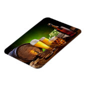 木製のテーブルにビアグラスを置いたビール樽 マグネット (左側)