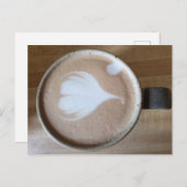 木製のテーブルのラテアート ポストカード (正面/裏面)