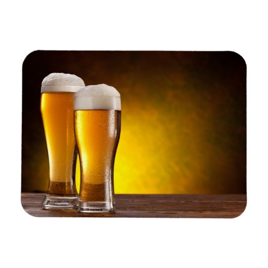 木製のテーブルの上にビールの2つのグラス マグネット (横)