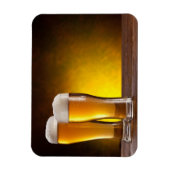 木製のテーブルの上にビールの2つのグラス マグネット (縦)