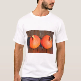 木製のテーブルの上のカボチャ Tシャツ