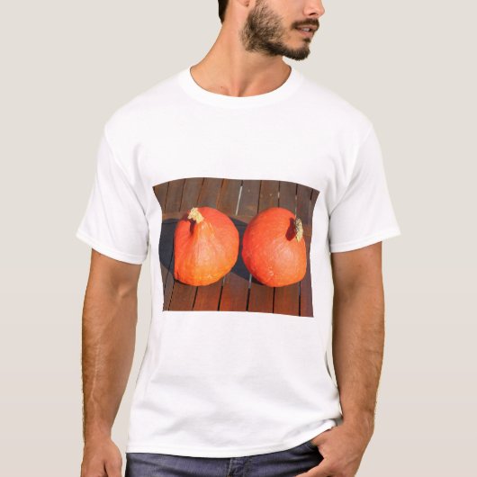 木製のテーブルの上のカボチャ Tシャツ (正面)