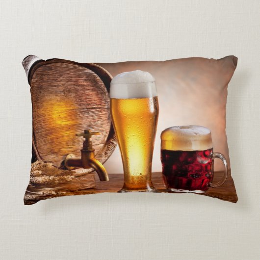 木製のテーブル2にビアグラス付きのビール樽 アクセントクッション (正面)