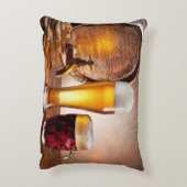 木製のテーブル2にビアグラス付きのビール樽 アクセントクッション (裏面(縦))