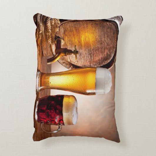 木製のテーブル2にビアグラス付きのビール樽 アクセントクッション (裏面(縦))