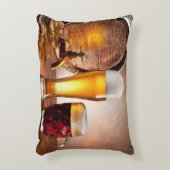 木製のテーブル2にビアグラス付きのビール樽 アクセントクッション (正面(垂直))