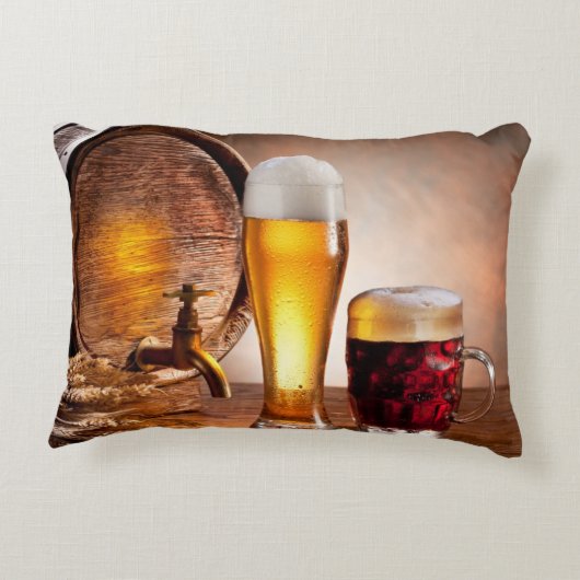 木製のテーブル2にビアグラス付きのビール樽 アクセントクッション (裏面)