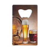 木製のテーブル2にビアグラス付きのビール樽 クレジットカード栓抜き (裏面)