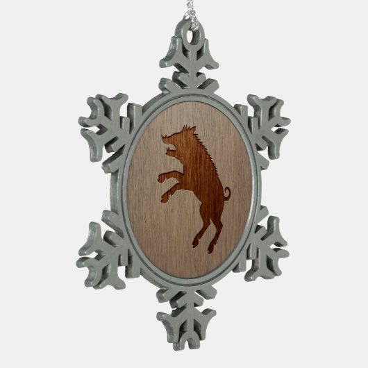 木製のデザインで刻まれるイノシシ スノーフレークピューターオーナメント (左)