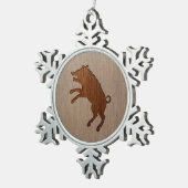 木製のデザインで刻まれるイノシシ スノーフレークピューターオーナメント (右)