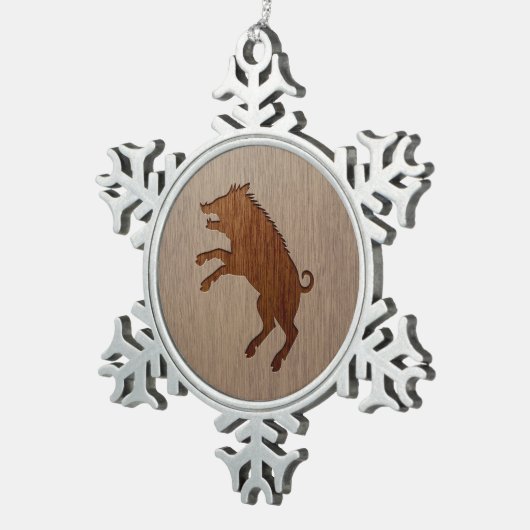 木製のデザインで刻まれるイノシシ スノーフレークピューターオーナメント (右)