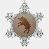 木製のデザインで刻まれるイノシシ スノーフレークピューターオーナメント (正面)