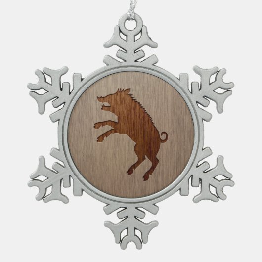 木製のデザインで刻まれるイノシシ スノーフレークピューターオーナメント (正面)