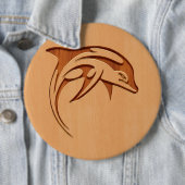 木製のデザインで刻まれるイルカのシルエット 缶バッジ (インサイチュ)