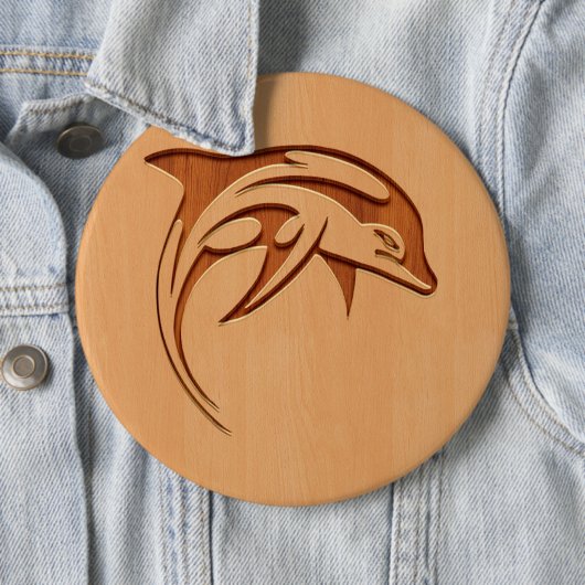 木製のデザインで刻まれるイルカのシルエット 缶バッジ (インサイチュ)