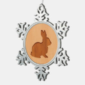 木製のデザインで刻まれるウサギのシルエット スノーフレークピューターオーナメント (右)