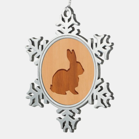 木製のデザインで刻まれるウサギのシルエット スノーフレークピューターオーナメント (右)