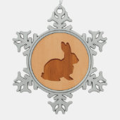 木製のデザインで刻まれるウサギのシルエット スノーフレークピューターオーナメント (正面)