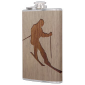 木製のデザインで刻まれるスキーシルエット フラスク (左)