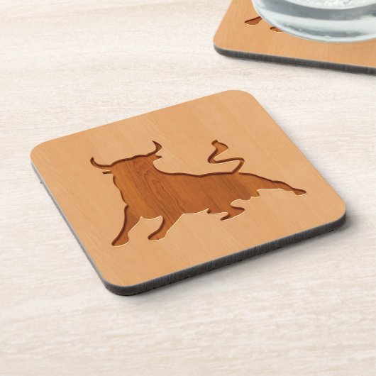 木製のデザインで刻まれるBullのシルエット コースター (左側)