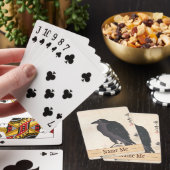 木製のトランクの芸術で休んでいる川辺町Kyōsaiのカラス トランプ (インサイチュ)