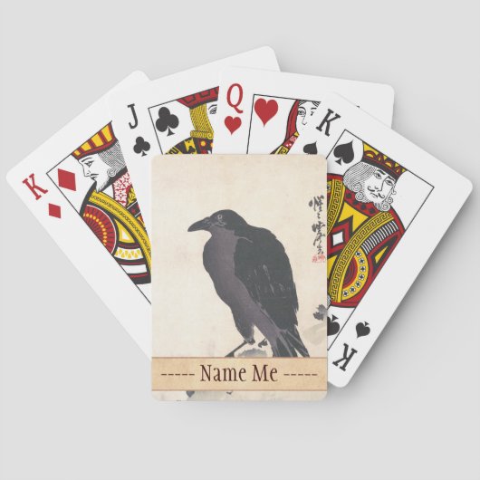 木製のトランクの芸術で休んでいる川辺町Kyōsaiのカラス トランプ (裏面)