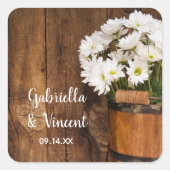 木製のバケツと白いデイジーの国の結婚式 スクエアシール (正面)