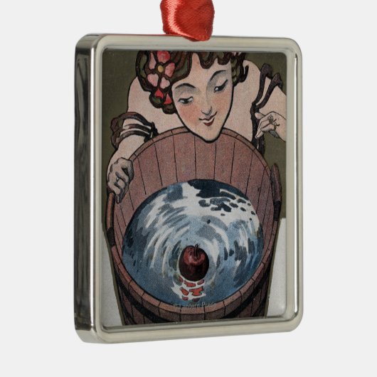 木製のバレルを見ている女性 メタルオーナメント (右)