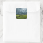木製のフェンスのある野原 スクエアシール (バッグ)
