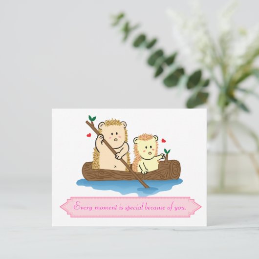 木製のボートでセーリングする可愛いハリネズミのカップル ポストカード (スタンド正面)