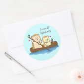 木製のボートでセーリングする可愛いハリネズミのカップル ラウンドシール (封筒)