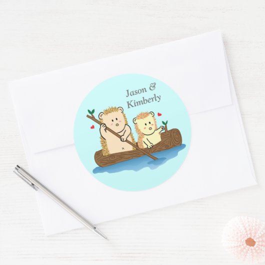 木製のボートでセーリングする可愛いハリネズミのカップル ラウンドシール (封筒)