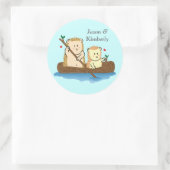 木製のボートでセーリングする可愛いハリネズミのカップル ラウンドシール (バッグ)