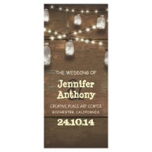 木製のライトの石工は素朴な結婚式のプログラムを飾る